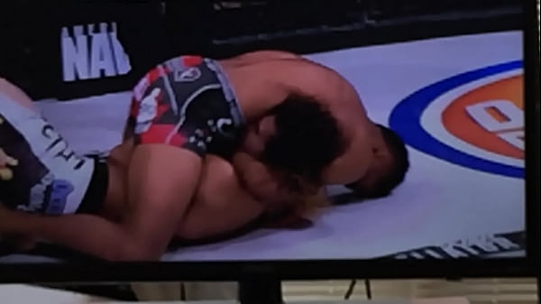 Black fighter rub his bulge on opponent’s ass / Luchador negro soba bulto