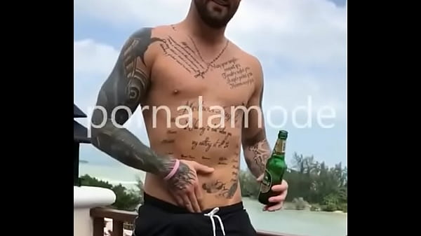 Lutador Rob Gaine mostrando o pau